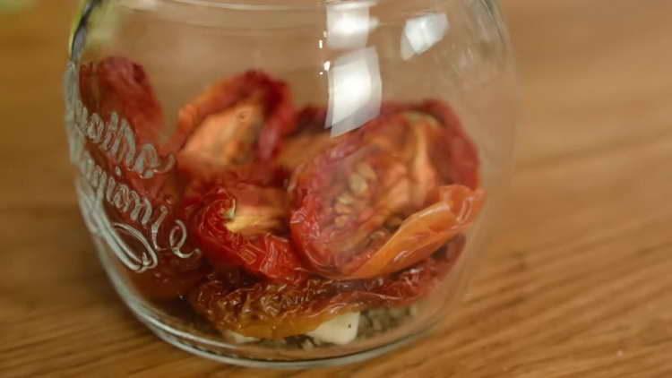 Schicken Sie Tomaten in das Glas