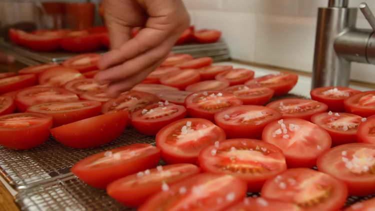 поръсете със сол домати