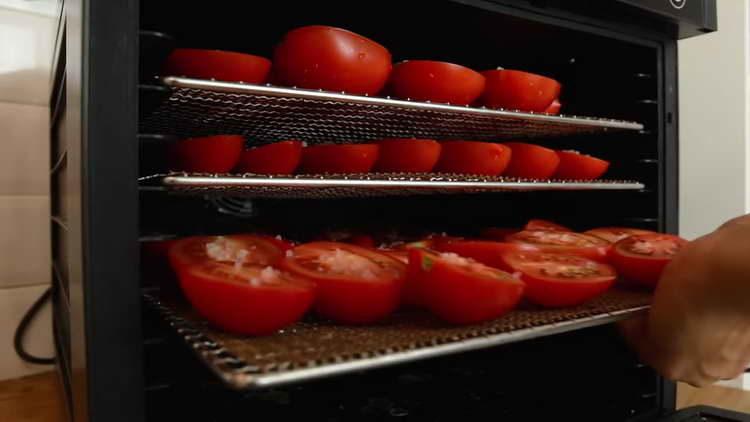 изпрати домати до печката