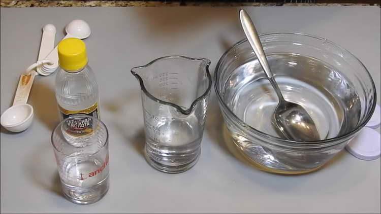 ρίξτε νερό σε ένα ποτήρι
