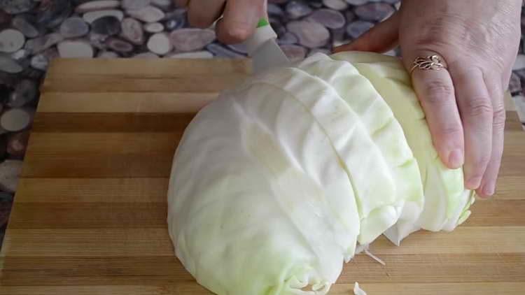 κόψτε το λάχανο σε φέτες