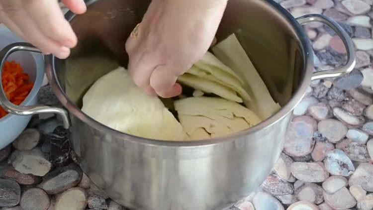 βάζετε το λάχανο σε μια κατσαρόλα
