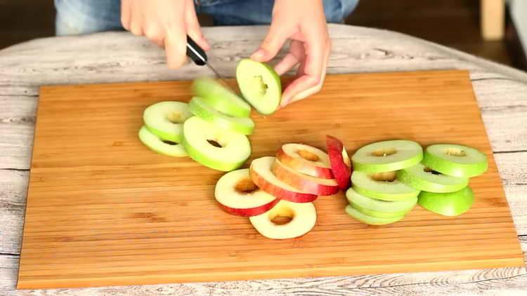 leikkaa omenat viipaleiksi