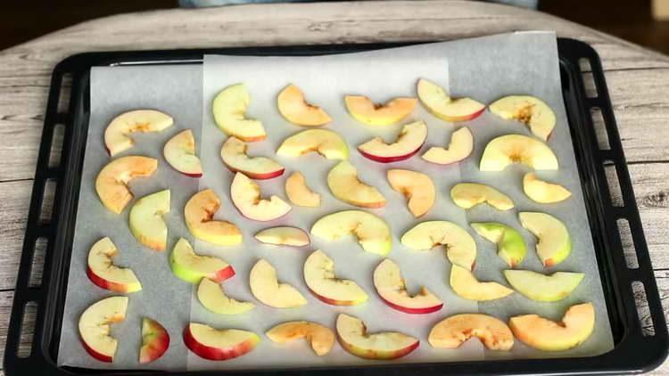 βάζετε μήλα σε ένα φύλλο ψησίματος