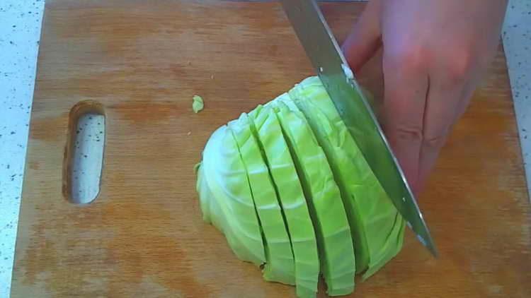 ψιλοκόψτε το λάχανο μπριζόλας