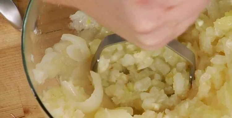 συνθλίψτε τα κρεμμύδια σε πολτοποιημένες πατάτες