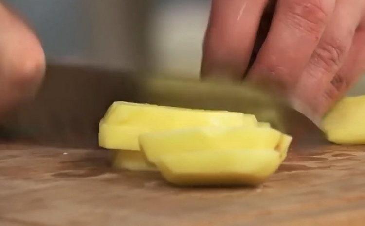 ψιλοκόψτε τις πατάτες