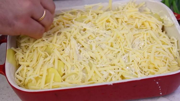 grattugiare il formaggio