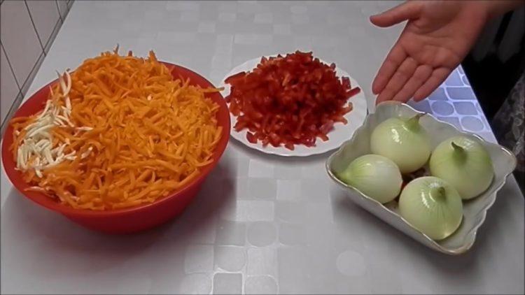 κόψτε το πιπέρι σε λωρίδες