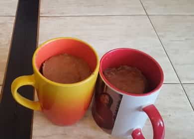 К Muffin al cioccolato nel microonde in una tazza