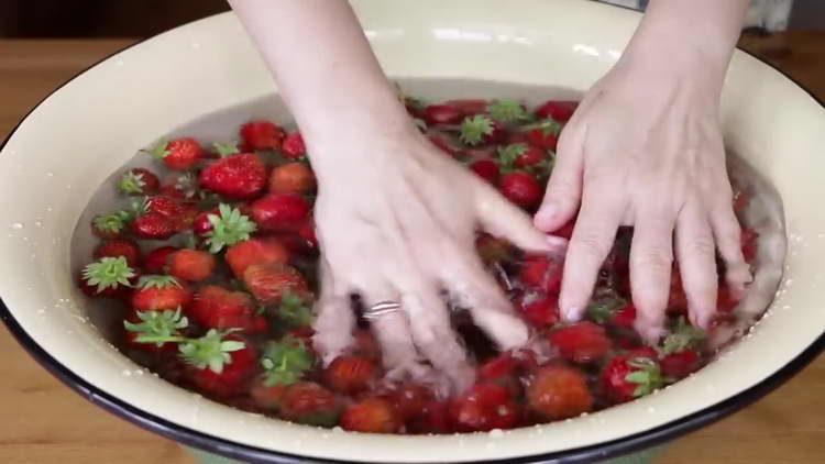 измийте добре ягодите