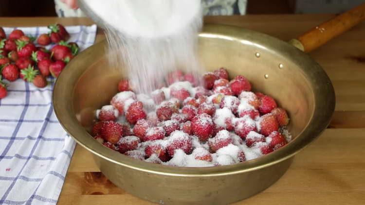 пълним ягодите със захарта