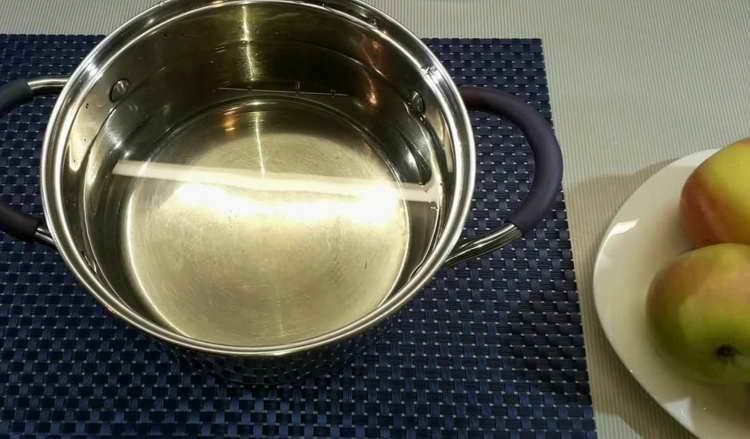 ρίξτε νερό στο τηγάνι