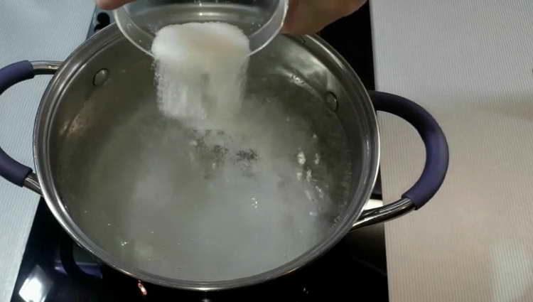 gieße Zucker in kochendes Wasser