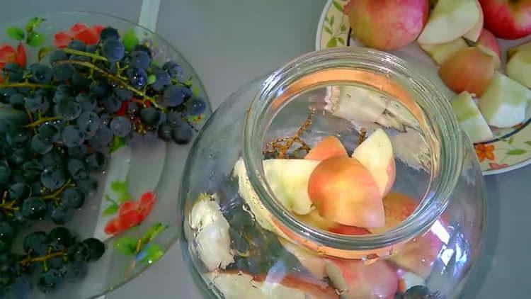 sudėti obuolius ant vynuogių