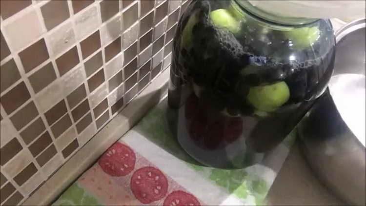 ρίξτε μήλα με βραστό νερό