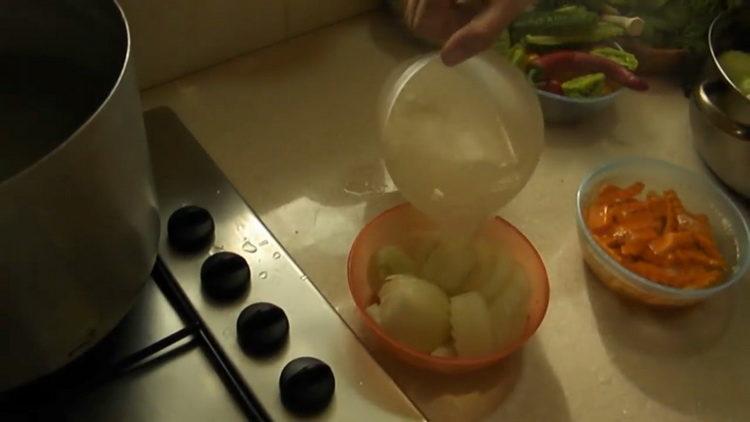 Gießen Sie kochendes Wasser Zwiebel