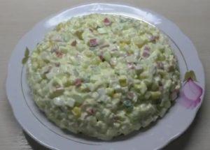 naghahanda ng isang klasikong salad ng crab na may mais ayon sa isang simpleng recipe