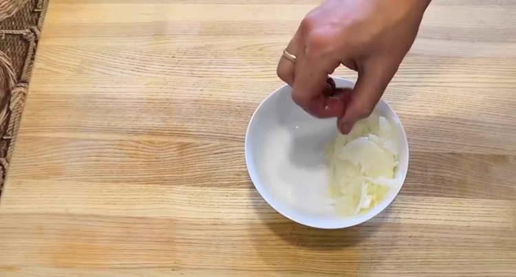 versare la marinata dalla cipolla