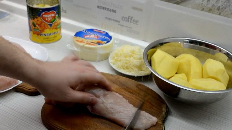 Jak vařit kuře s ananasem v troubě pod sýrem