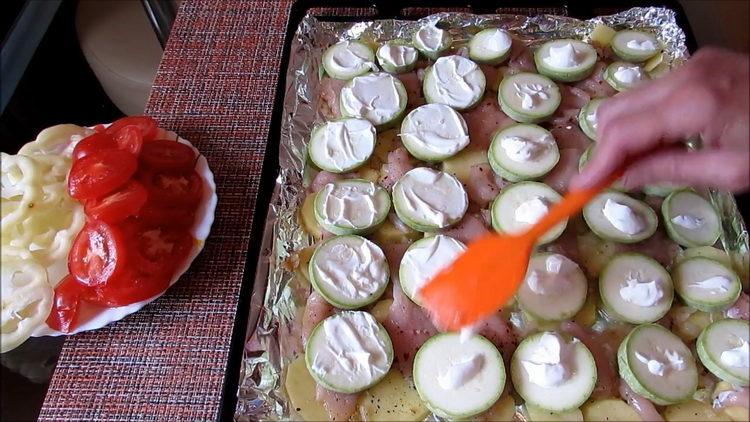 Zucchini mit Sauce einfetten