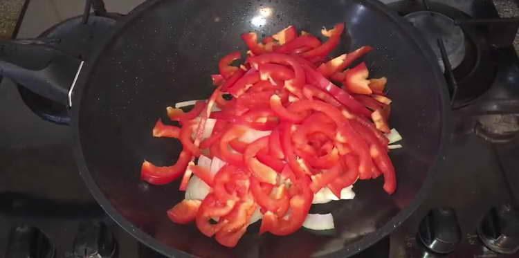 τηγανίζουμε πιπεριά με κρεμμύδια