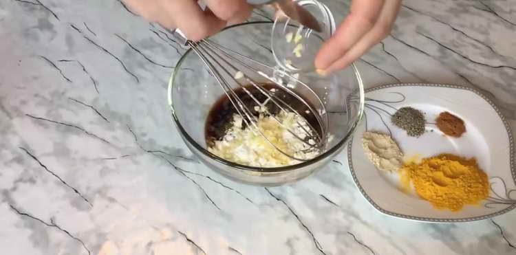 mescolare la salsa di soia con la farina