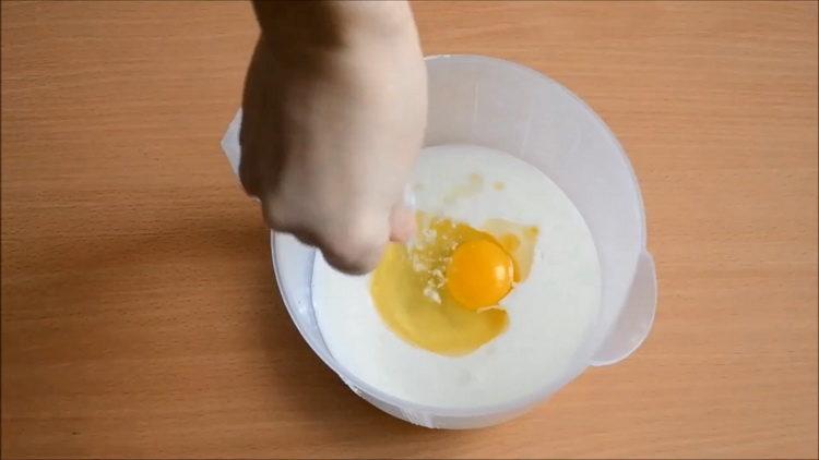 смесете млякото и яйцата