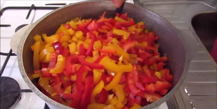 aggiungere carote e pepe alla cipolla