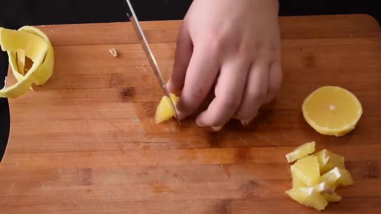 Das Fruchtfleisch der Zitrone hacken