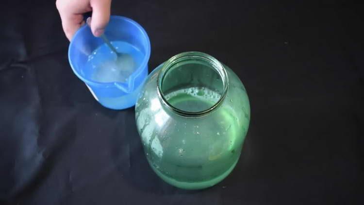 Verbinden Sie Flüssigkeiten in einem Glas