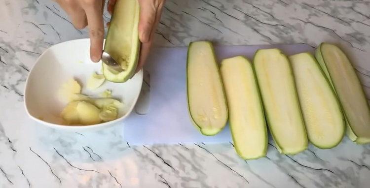 Kochen der Boote von der Zucchini mit Hackfleisch im Ofen