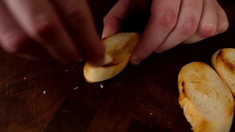 strofinare la baguette con l'aglio