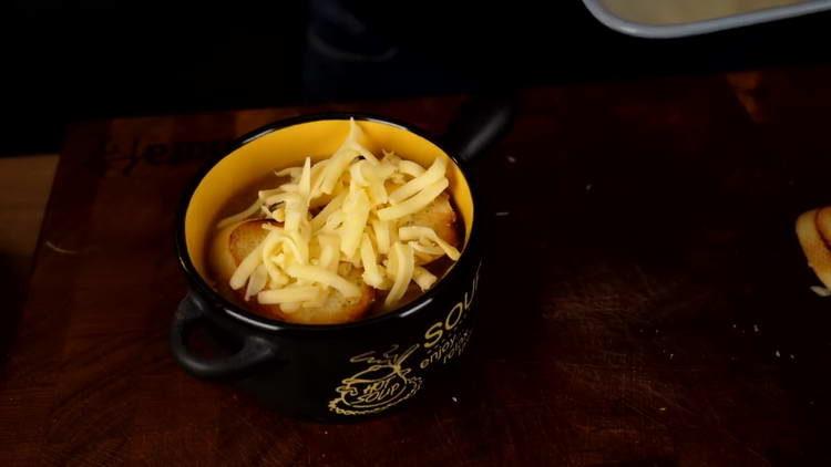ψεκάστε τη σούπα με τυρί