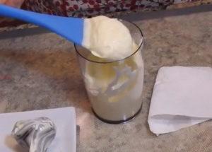Klassische hausgemachte Mayonnaise nach einem Schritt-für-Schritt-Rezept mit Foto