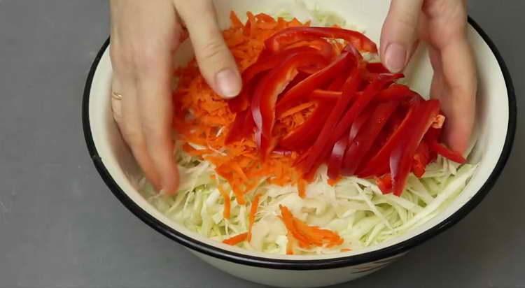 комбинирайте зеленчуците в купа