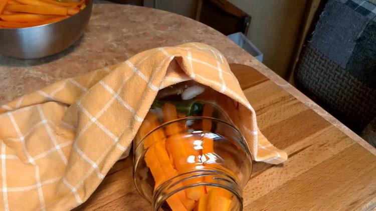 sudėkite morkas į stiklainį