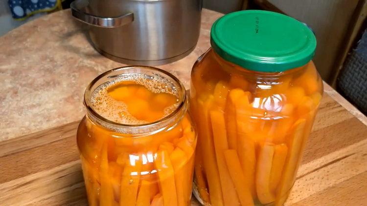 Gießen Sie die Karotten mit Salzlake