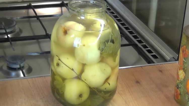 Eingelegte Äpfel in Gläsern für den Winter