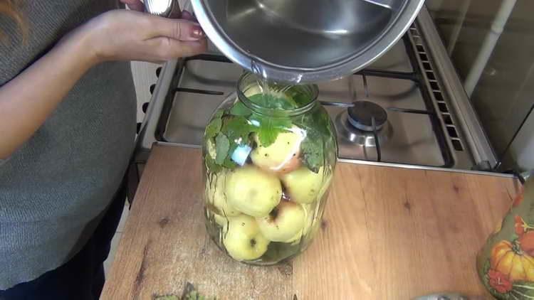 ρίξτε μήλα με σιρόπι
