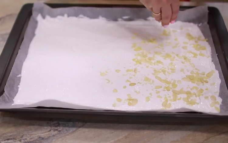 ibuhos ang masa sa isang baking sheet