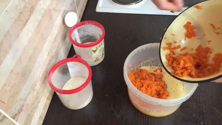 Eier und Karotten mischen