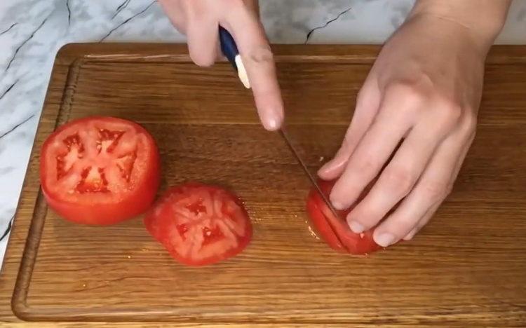 Die Tomate hacken