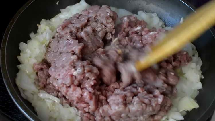 smažte cibuli a mleté ​​maso