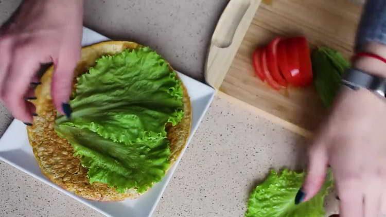 Salat auf einen Pfannkuchen legen
