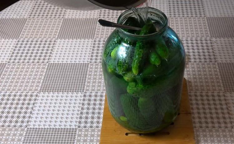 изсипете краставици със саламура