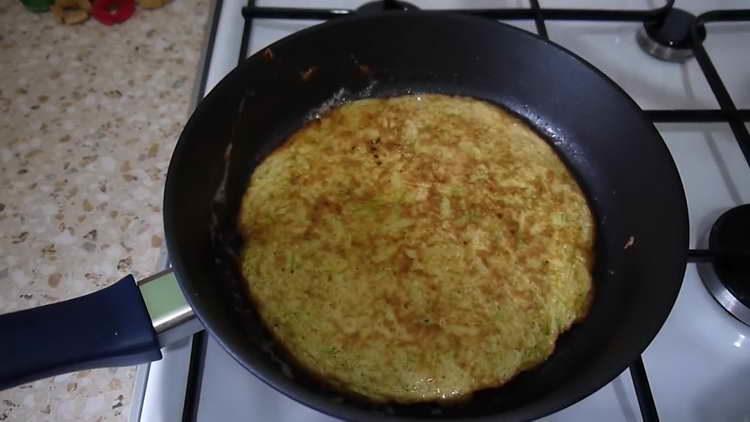 Omelett auf beiden Seiten anbraten