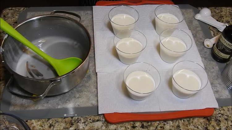 Gießen Sie die Milchmischung in Gläser