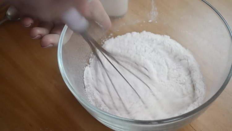 смесете брашното и захарта