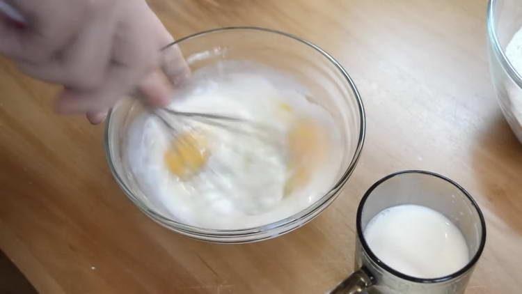 Eier und Milch schlagen